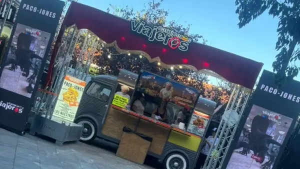 Food trucks "Viajeros" y "Paco-Jones" en el Ebro, sirviendo hamburguesas y patatas.