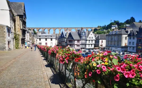 Balade fleurie à Morlaix, avec ses maisons anciennes et son viaduc imposant. Que faire à Morlaix ? Profiter de ce décor pittoresque !