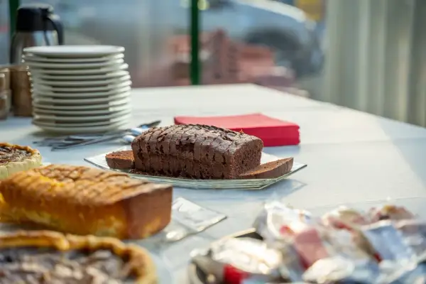 Szybkie łatwe ciasto z powidłami, czekoladowy bochenek pokrojony w plastry, obok babeczki i złocisty keks.
