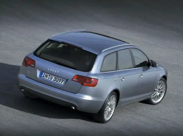 Srebrne Audi A6 C6 2.7 TDI Avant z widokiem od tyłu, zaparkowane na asfaltowej nawierzchni.