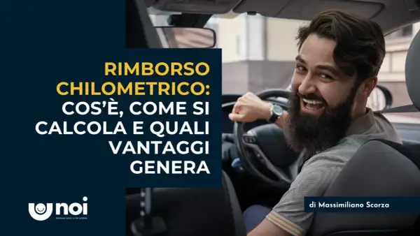 Uomo sorridente al volante discute il rimborso spese chilometrico: cos'è, come si calcola e i vantaggi.