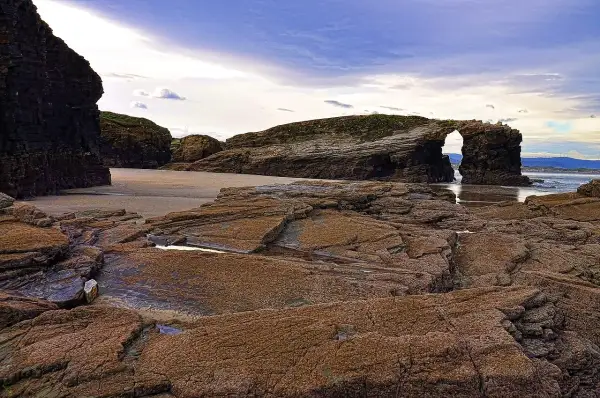 Impresionantes formaciones rocosas en la Playa de las Catedrales, donde se puede bañar y admirar el arco natural.