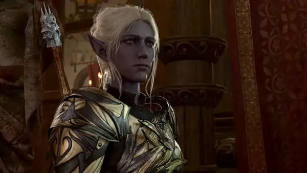 Mroczny elf w zbroi, zamyślony, być może rozważa swoje baldur's gate 3 romanse.