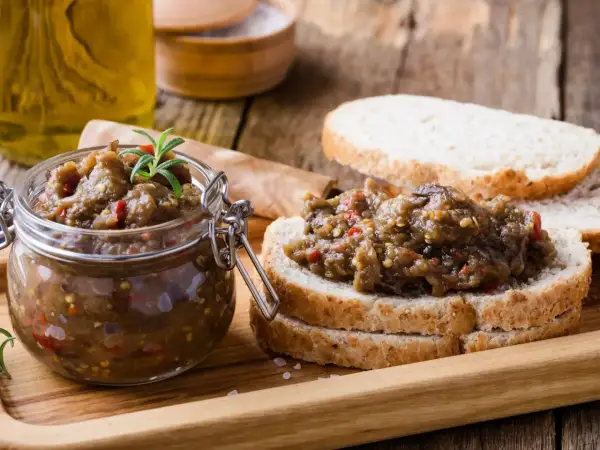 Pyszna pasta z bakłażana z ziołami i papryką, podana na chlebie. Idealna na przekąskę.