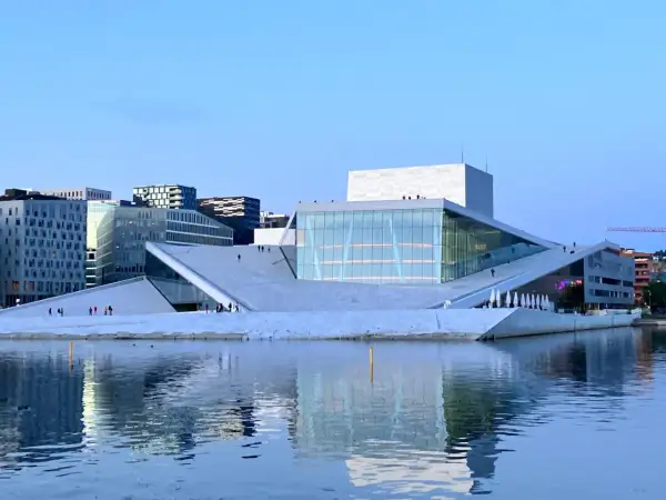 Nowoczesna Opera w Oslo, idealne miejsce, by zobaczyć, co robic w Oslo. Architektura i woda tworzą piękne odbicia.