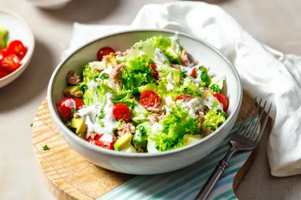 Ein üppiger Thunfischsalat mit knackigem Salat, Kirschtomaten, Avocado und cremigem Dressing – der weltbester thunfischsalat!