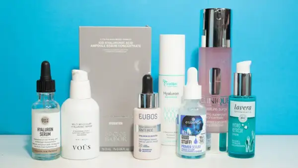 Eine Auswahl an Hyaluron-Seren und Boostern, ideal für die Hautpflege: nach Serum noch Creme für optimale Feuchtigkeit.