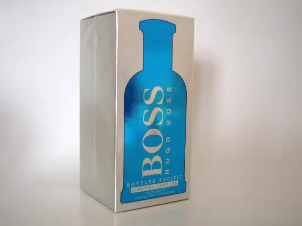Pudełko Hugo Boss Bottled Pacific Limited Edition 100ml, z błękitnym motywem butelki i napisem BOSS.