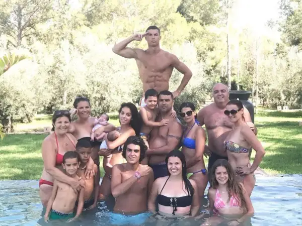 Cristiano Ronaldo z rodziną w basenie. Widać jego dzieci, partnerkę i innych bliskich.