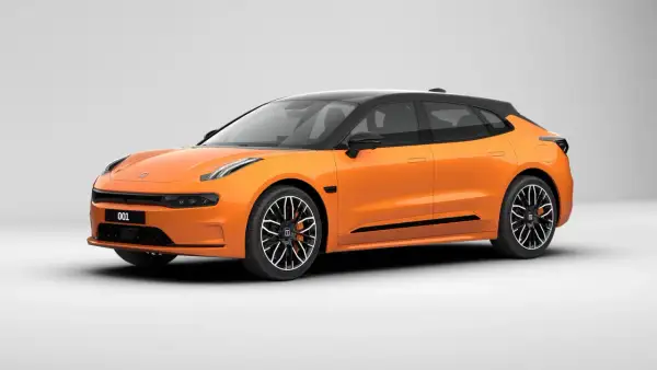 Voiture électrique orange et noire, avec une autonomie de 1000 km, prête pour de longs voyages.