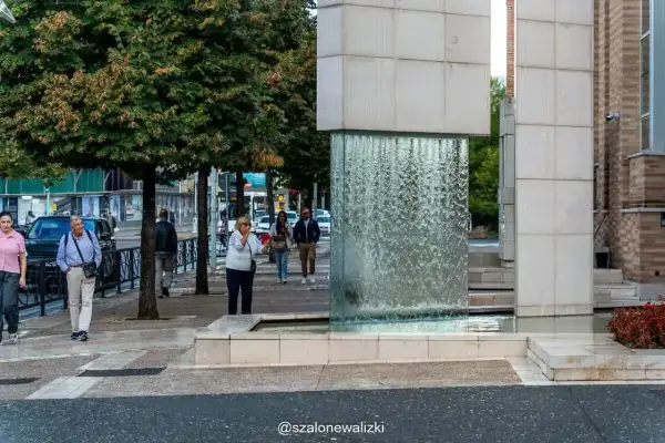 Spacerem po mieście, podziwiając nowoczesne tirana atrakcje, takie jak szklana fontanna.