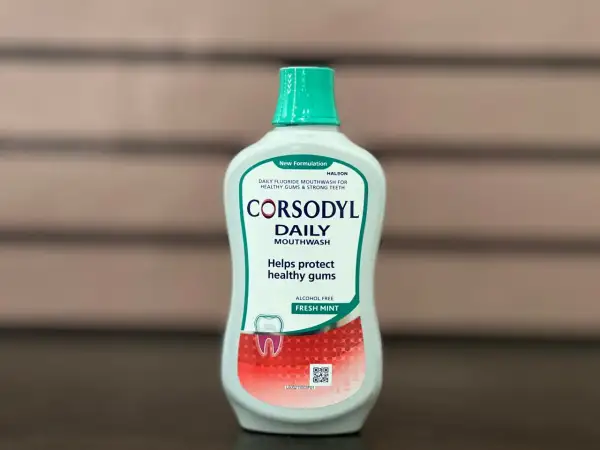 Płyn do płukania jamy ustnej Corsodyl Daily Mouthwash, świeża mięta. Zastanawiasz się, czy wybrać Corsodyl czy Eludril? Ten produkt dba o zdrowe dziąsła.