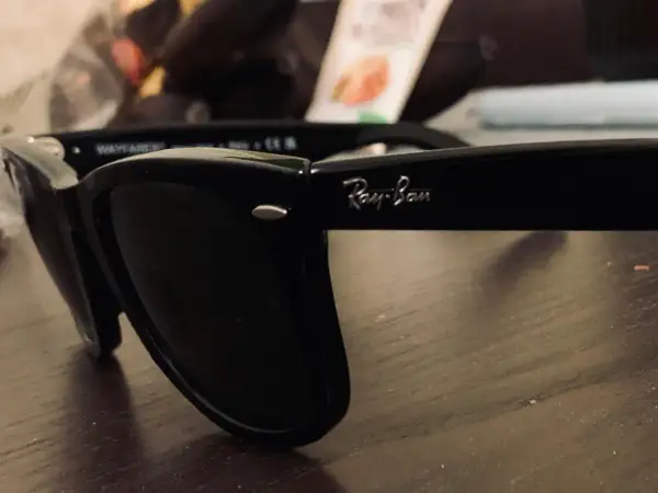 Czarne okulary Ray-Ban Wayfarer. Zastanawiasz się, ile kosztują Ray Ban w Vision Express?
