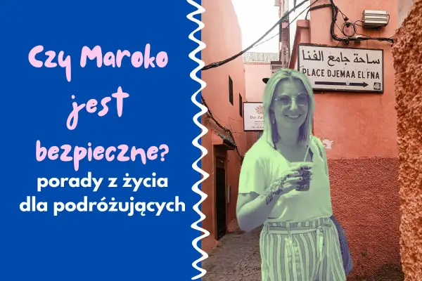 Uśmiechnięta turystka w Maroku, pod znakiem "Place Djemaa el Fna". Czy Maroko jest bezpieczne? Porady dla podróżujących.