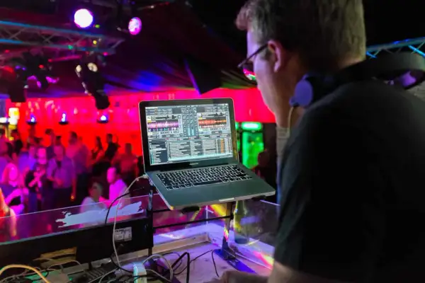 DJ set: Co to jest? Od playlisty do porywającej muzycznej opowieści