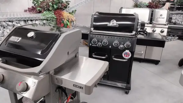 Dwa grille gazowe, Weber i Broil King, stoją obok siebie. Zastanawiasz się, jaki grill gazowy wybrać?