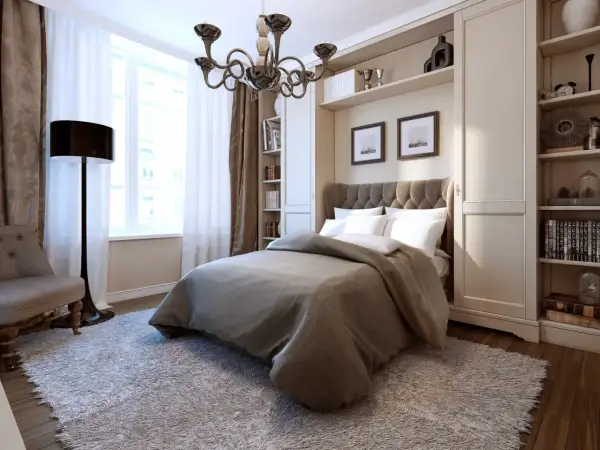 Elegancka sypialnia w stylu art deco z dużym łóżkiem, puszystym dywanem i stylowym żyrandolem.