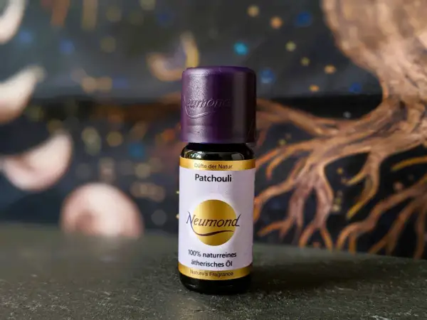 Neumond Patchouli Öl: Entdecke die erdige Patchouli Wirkung für Entspannung und Wohlbefinden. 100% naturrein.