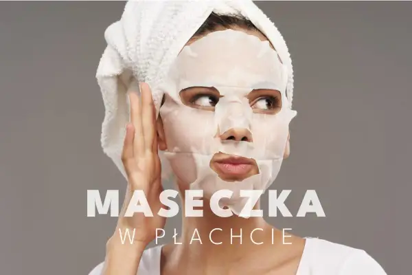 Kobieta z ręcznikiem na głowie i maseczką w płachcie na twarzy. Czy po maseczce w płachcie nakłada się krem?
