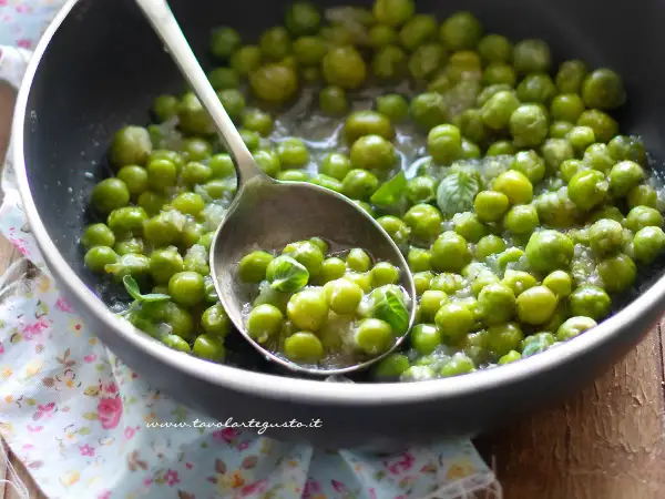Piselli freschi in padella, cotti con cipolla e menta. Un contorno semplice e gustoso.
