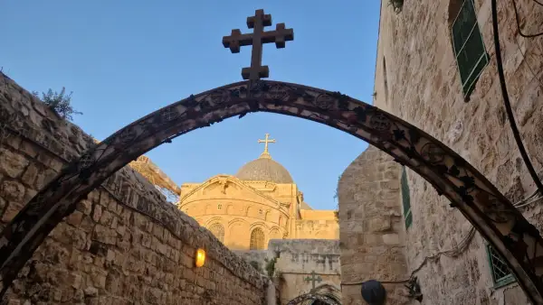 Kamienna brama z krzyżem i kopułą kościoła, jak w psalm 122, zaprasza do Jerozolimy.
