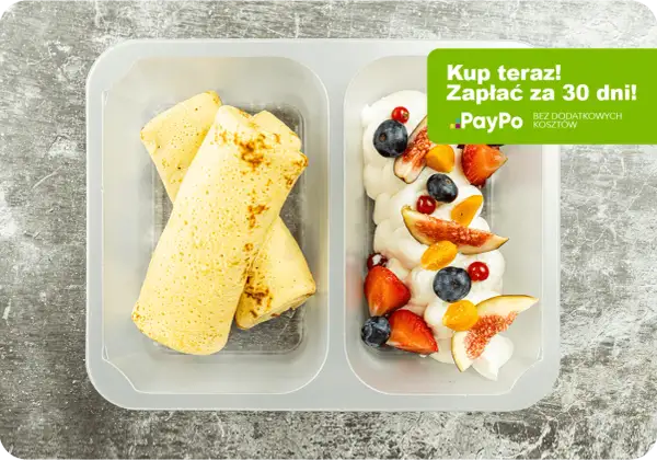 Naleśniki i deser z owocami (truskawki, figi, borówki) na talerzu. Idealne na dieta niskie IG. Kup teraz! Zapłać za 30 dni!