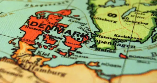 Mapa pokazuje Danię, zaznaczoną na pomarańczowo, z Kopenhagą i Malmö.