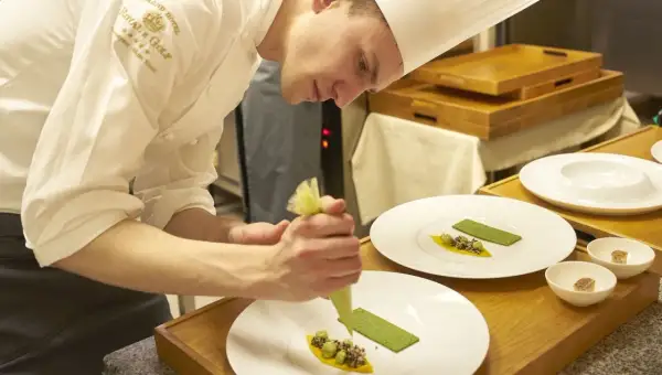Chef del Royal E Golf, con la sua maestria, crea piatti che meritano la stella Michelin.