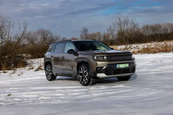 Nowy Jeep Compass w brązowym kolorze na tle zimowego krajobrazu. Gotowy na przygodę w śniegu.