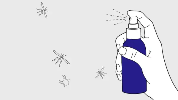 Dłoń trzymająca niebieski spray, który rozpyla środek na komary i kleszcze.