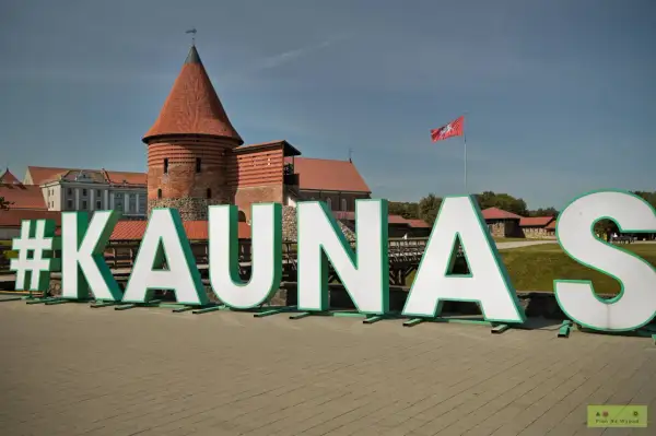 #Kaunas – odkryj atrakcje tego historycznego miasta! Zamek w Kownie i wielkie litery zapraszają do zwiedzania.