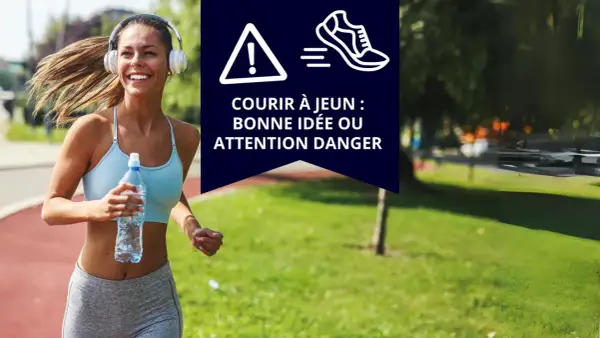 Une femme souriante court le matin avec des écouteurs, tenant une bouteille d'eau. Le texte indique "Courir à jeun : bonne idée ou attention danger".