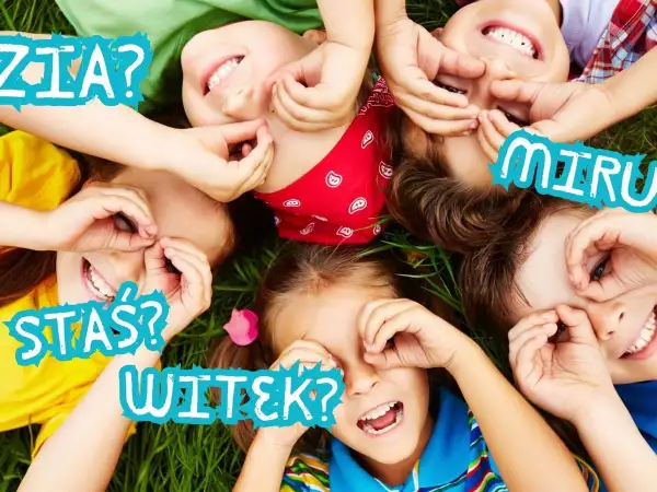 Dzieci leżą na trawie, zasłaniając oczy. Czy to Zuzia, Stasiu, Witek, czy może Maja? Jak mam na imię?