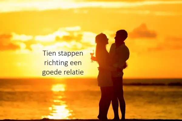 Een stel omhelst elkaar bij zonsondergang. De tekst luidt: "Tien stappen richting een goede relatie". Ik mis liefde in mijn relatie, maar dit beeld geeft hoop.