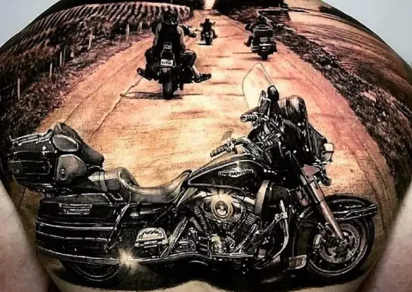 Niesamowite tatuaże motocyklowe: motocykl i grupa motocyklistów na drodze.