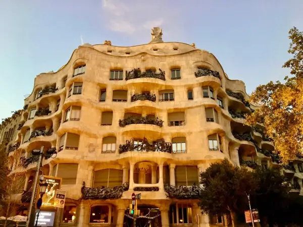 Casa Milà, znana jako La Pedrera, zachwyca falującą kamienną fasadą i unikalnymi balkonami.
