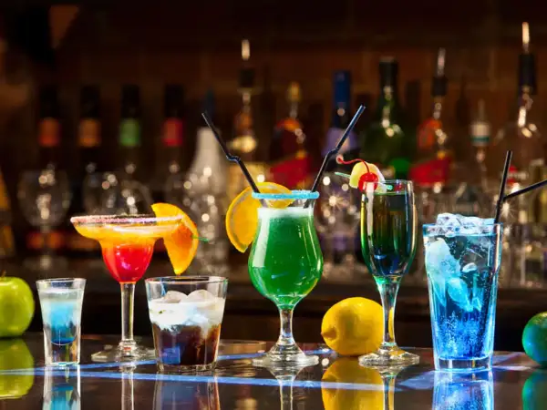 Bebidas con alcohol: guía completa de tipos, recetas y tendencias