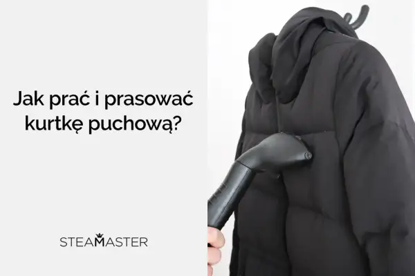 Parać i prasować kurtkę puchową parownicą Steamaster. Czarna kurtka na wieszaku, ręka trzymająca parownicę.