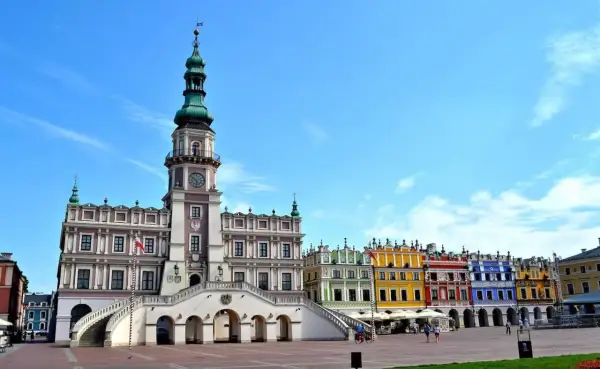 Zamość, jeden z najpiękniejszych miast w Polsce, zachwyca kolorowymi kamienicami i renesansowym ratuszem.