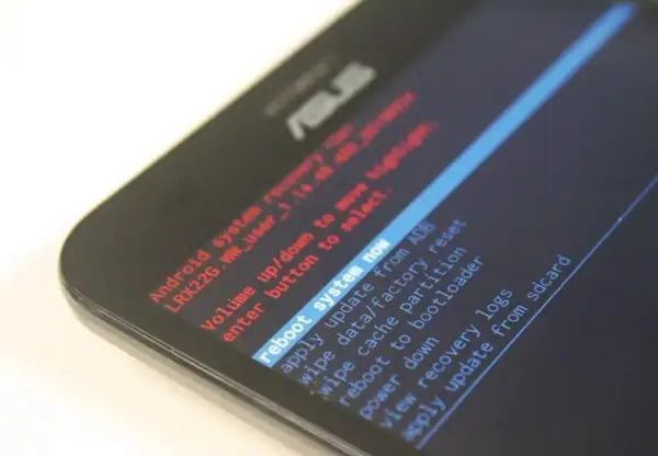 Ekran telefonu z menu recovery Android. Widoczna opcja "reboot to bootloader". Co to bootloader? To pierwszy program uruchamiany przez procesor.