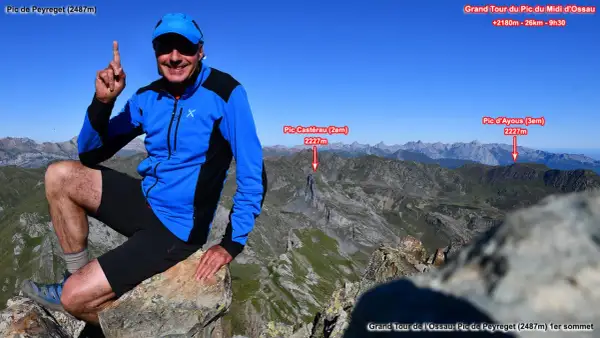 Randonneur souriant au sommet du Pic de Peyreget, point de départ du Grand Tour du Pic du Midi d'Ossau. Paysage montagneux spectaculaire.