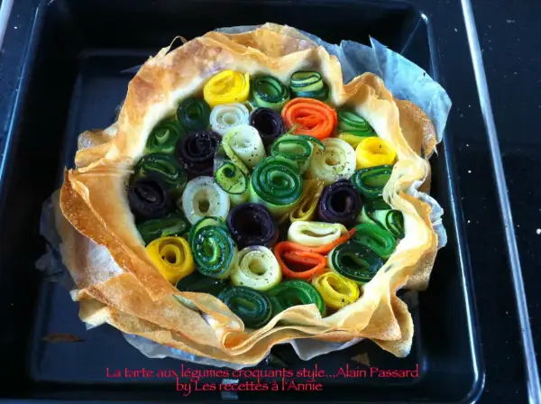 Une quiche aux légumes colorés, enroulés en spirales, dans une pâte croustillante.