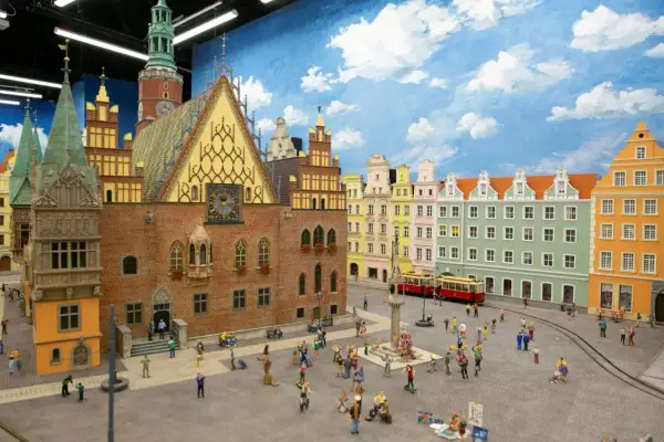 Miniaturowy Rynek we Wrocławiu z kolorowymi kamieniczkami i tramwajem. Idealne atrakcje dla dzieci Wrocław, które przeniosą w świat fantazji.