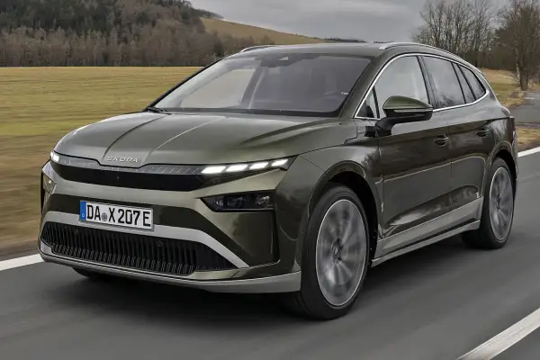 Zielony Skoda Enyaq jedzie po drodze. Sprawdź aktualną skoda enyaq cena i dowiedz się więcej o tym elektrycznym SUV-ie.