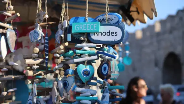 Wisiorki z motywem oka proroka i serc, ozdoby z drewna i muszli, pamiątki z Grecji, Rodos.