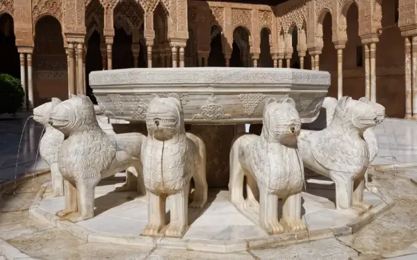 La Fuente de los Leones de la Alhambra tiene doce leones de mármol que vierten agua.
