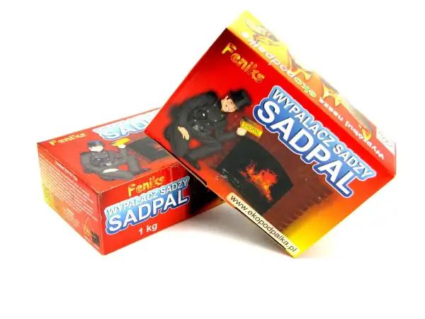 Dwie czerwone paczki "SADPAL" z kominiarzem i płonącym kominkiem. Produkt do usuwania sadzy.