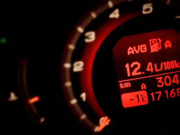 Wyświetlacz pokazuje, jak obliczyć ile auto pali: średnie spalanie 12.4L/100km. Widoczny też dystans i temperatura.