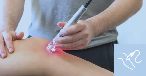 Un terapista applica un laser su un ginocchio. Scopri i laserterapia costi per il tuo benessere.