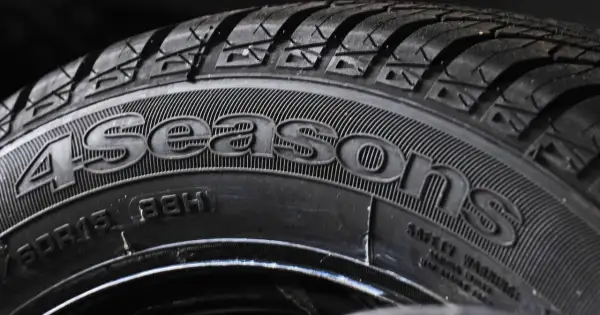 Zbliżenie na oponę całoroczną z napisem "4Seasons" i oznaczeniem 205/55R16 88H.